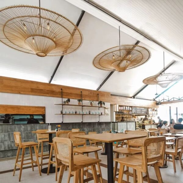 Grand lustre artisanal en rotin