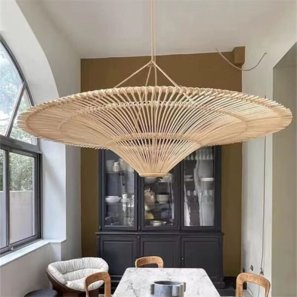 Grand lustre artisanal en rotin