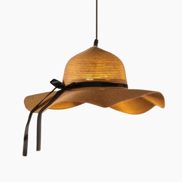 Lustre chapeau de paille en rotin sur fond gris