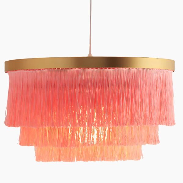 Lustre rose et chic à pampilles sur fond gris