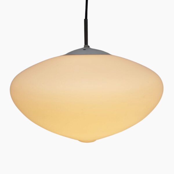 Lustre scandinave épuré en verre sur fond gris