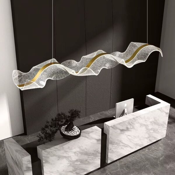 Lustre acrylique ondulé et nordique dans une pièce