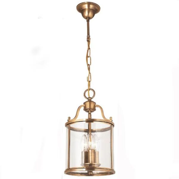Lustre ancien et chic sur fond blanc