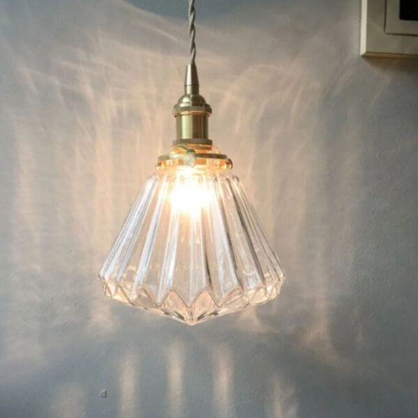 Lustre année 30 luxueux en verre sur fond gris