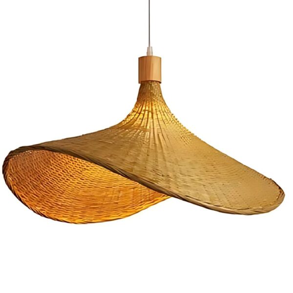 Lustre bambou en forme de chapeau sur fond beige