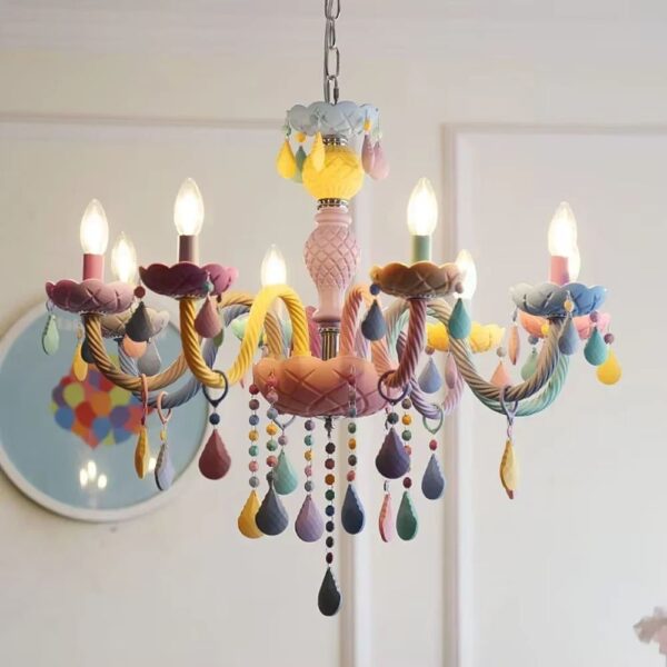 Lustre baroque original et multicolore dans une pièce