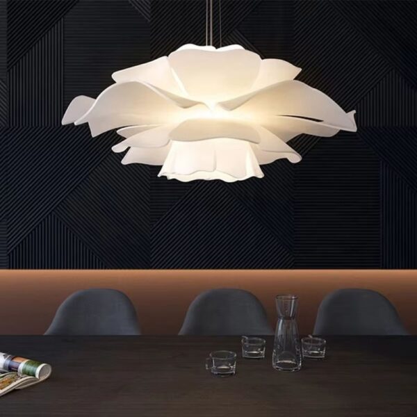 Lustre blanc au design de fleur
