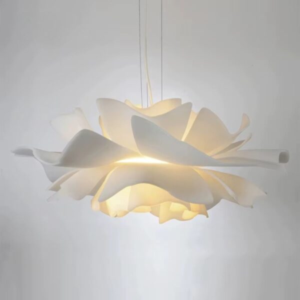 Lustre blanc au design de fleur sur fond gris