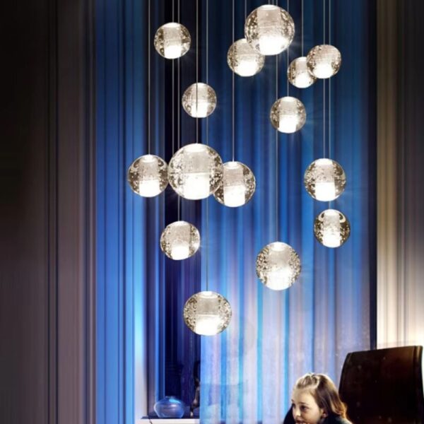 Lustre boule en cristal dans une pièce