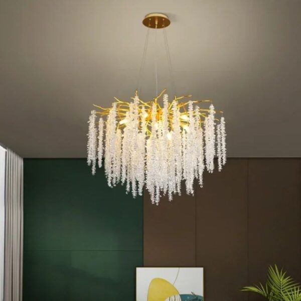 Lustre branche luxueux en cristal dans une pièce