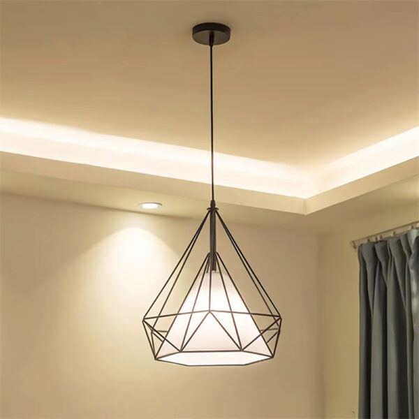 Lustre cage en fer dans une pièce