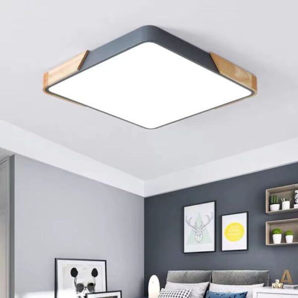 Lustre carré moderne et épuré au plafond d'une pièce