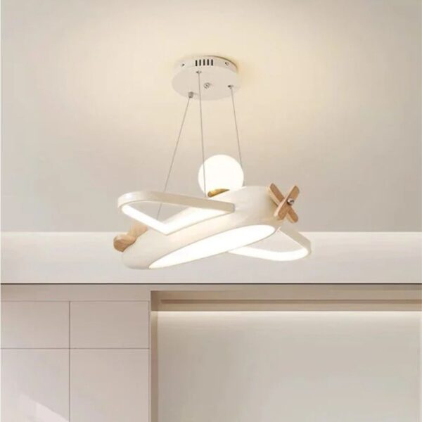 Lustre chambre garçon avion créatif dans une pièce