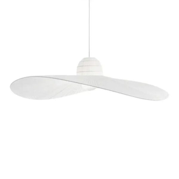 Lustre chapeau blanc et lumineux sur fond blanc