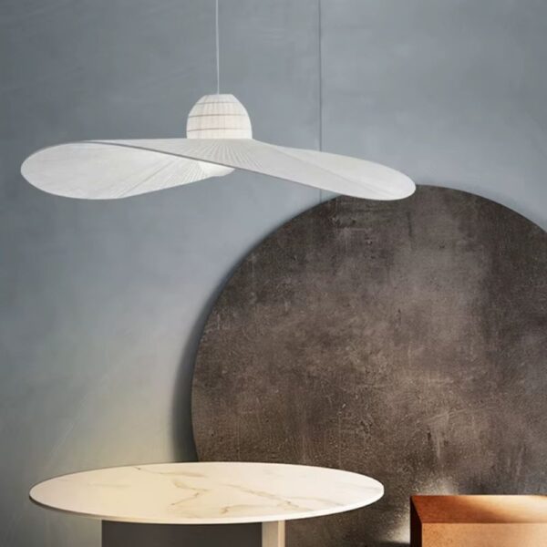 Lustre chapeau blanc et lumineux