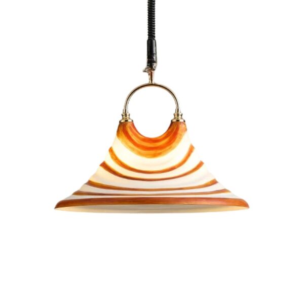 Lustre chapeau coloré et créatif sur fond blanc