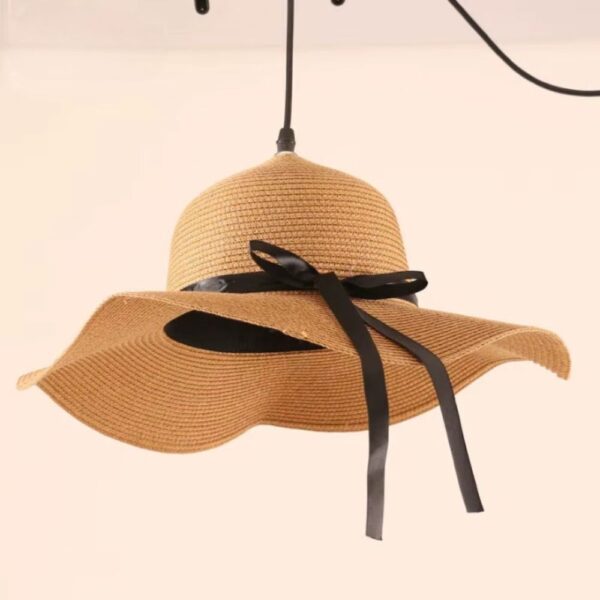 Lustre chapeau de paille en rotin