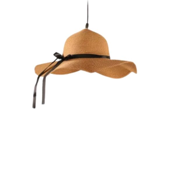 Lustre chapeau de paille en rotin sur fond blanc