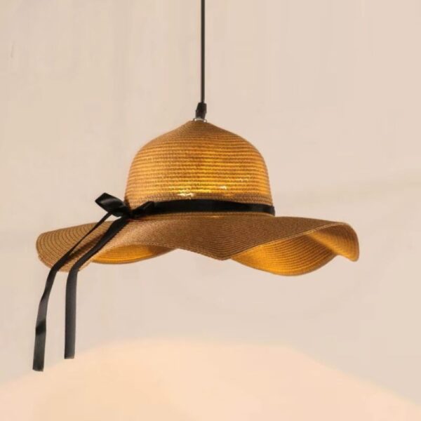 Lustre chapeau de paille en rotin