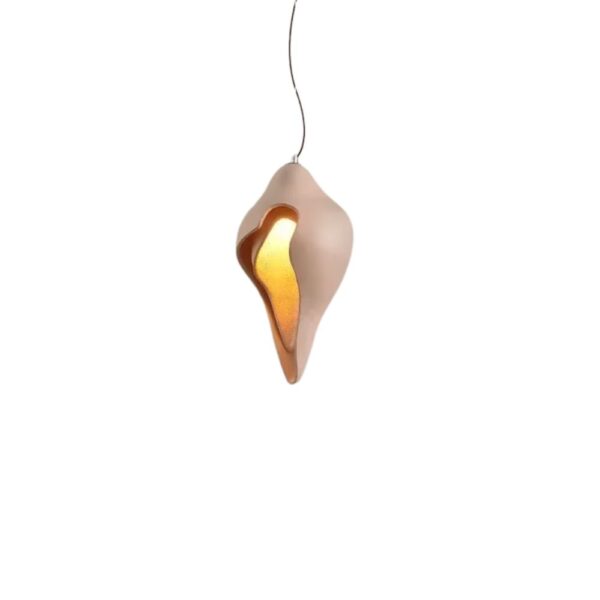 Lustre coquillage créatif wabi sabi sur fond blanc
