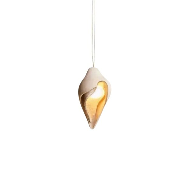 Lustre coquillage moderne et créatif sur fond blanc