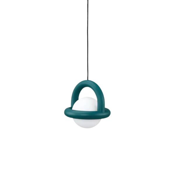 Lustre cylindrique et nordique sur fond blanc