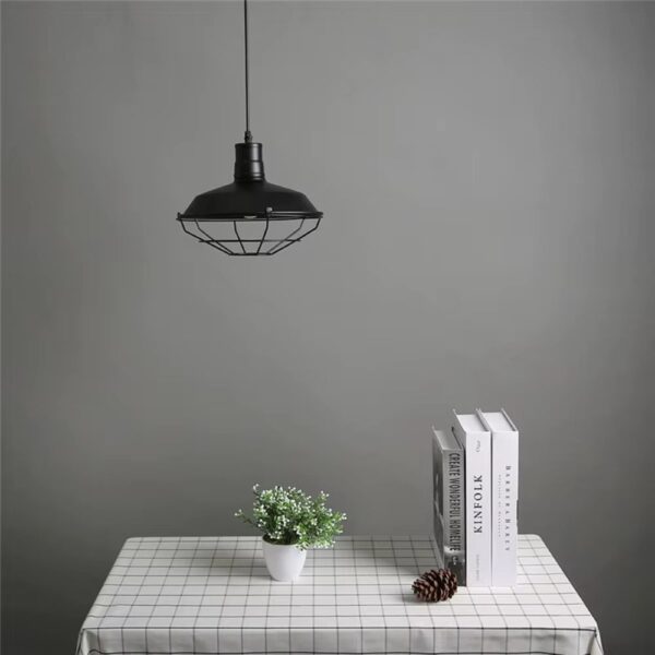 Lustre industriel style américain sur fond gris avec une table blanche