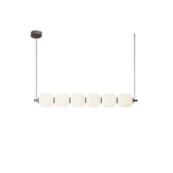 Lustre long et nordique sur fond blanc