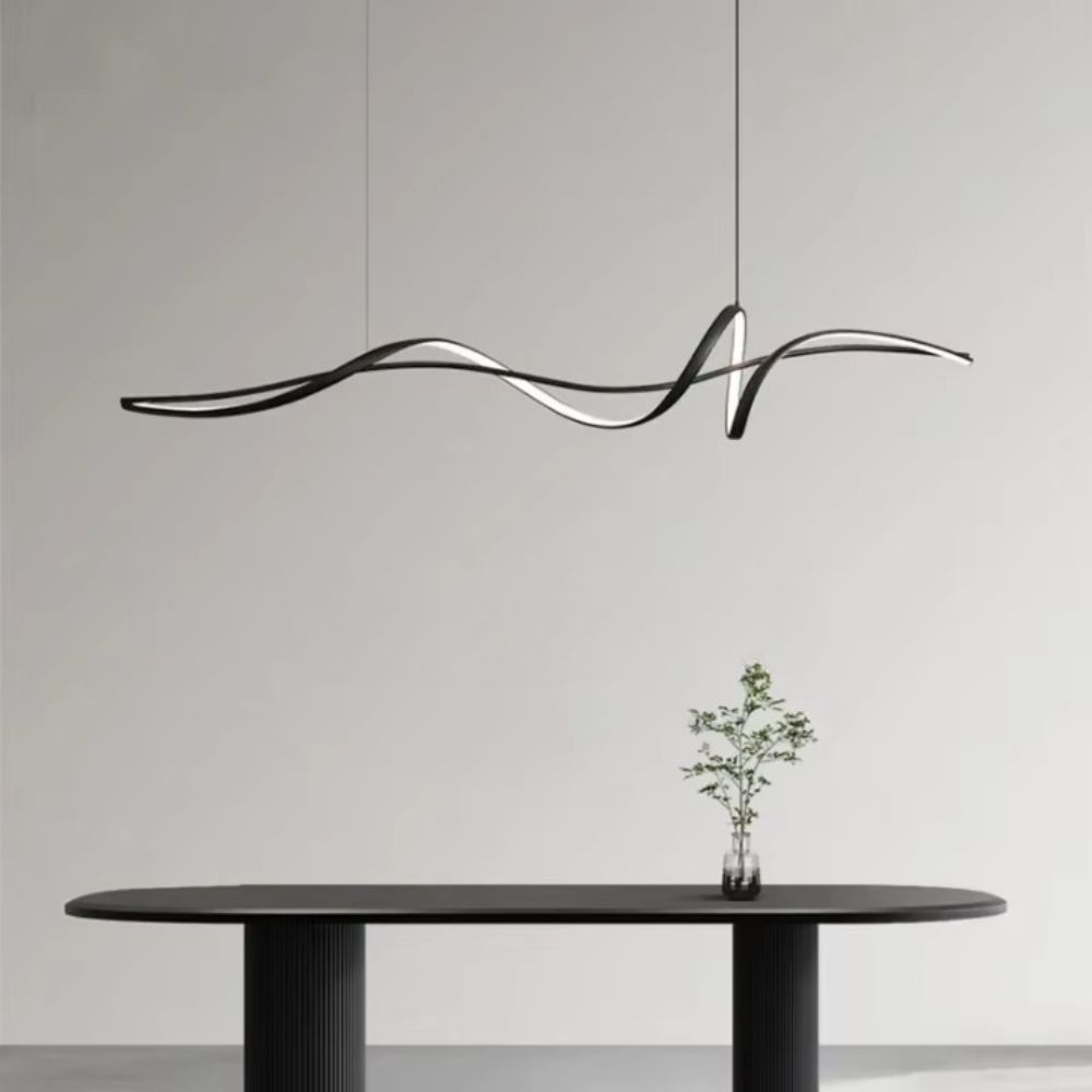 Lustre minimaliste et ondulé au-dessus d'une table