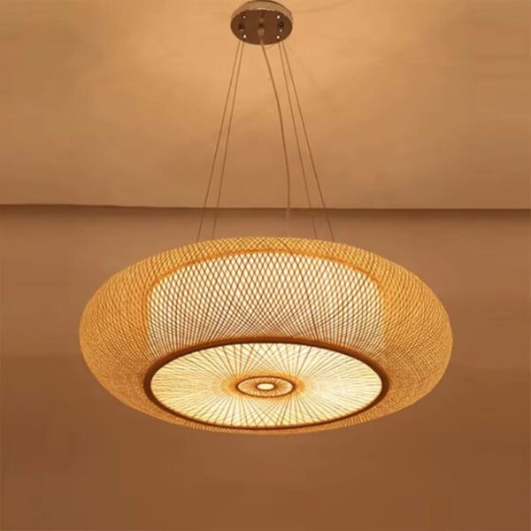 Lustre naturel et circulaire sur fond beige