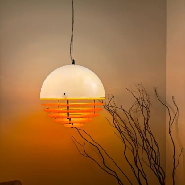 Lustre orange design moderne sur fond gris