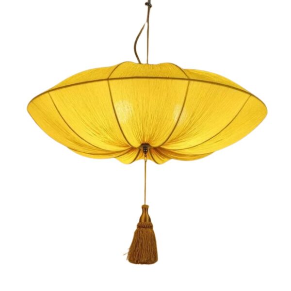 Lustre oriental jaune en tissu sur fond blanc