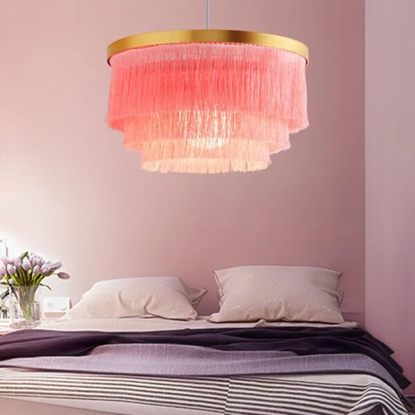 Lustre rose et chic à pampilles