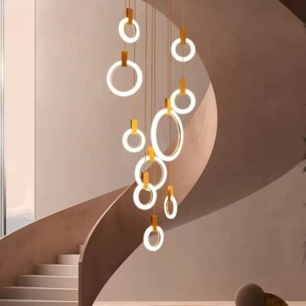 Lustre suspendu 10 anneaux devant un escalier