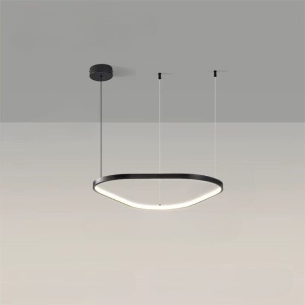 Lustre suspendu minimaliste et triangulaire sur fond gris