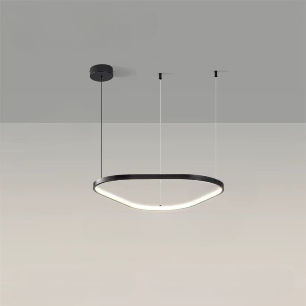 Lustre suspendu minimaliste et triangulaire sur fond gris